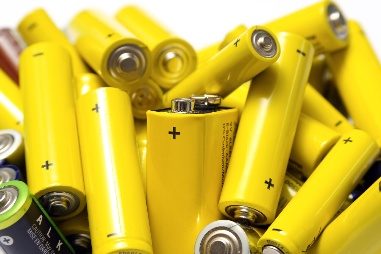 准备好处置和回收在白色背景上的黄色旧电池