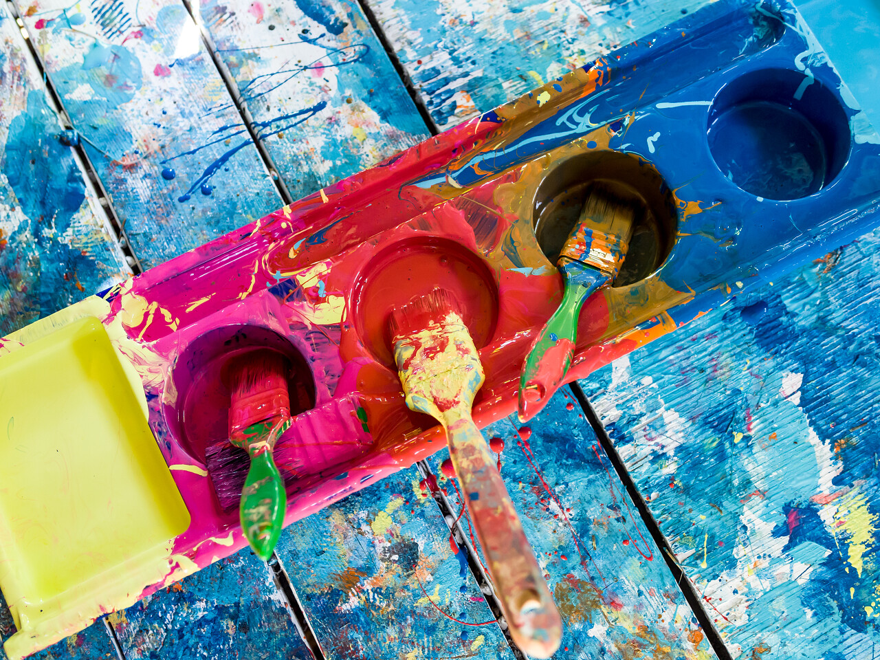 油漆刷塑料托盘中