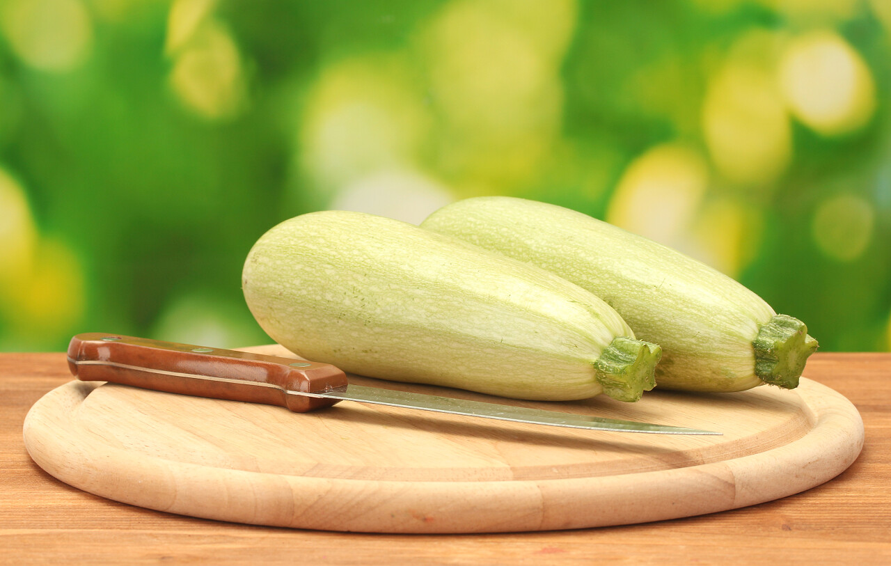 壁球在菜板上绿色背景特写的木桌上