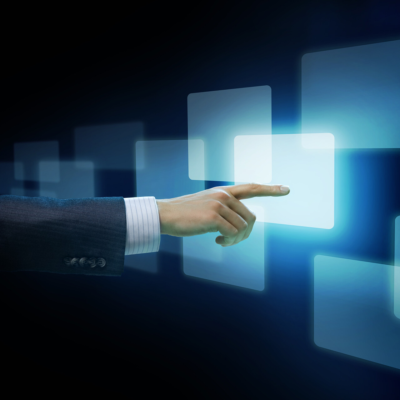 男人的手按下按钮