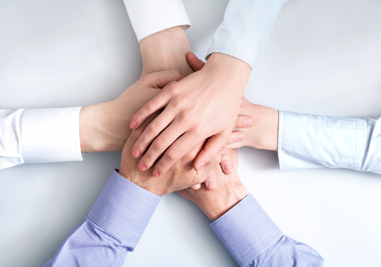 在彼此的业务伙伴手视图上方象征着友谊与团结合作