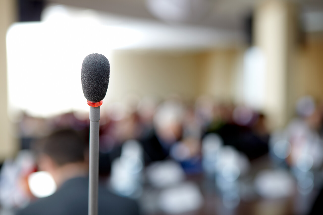 会议室上的一支麦克风