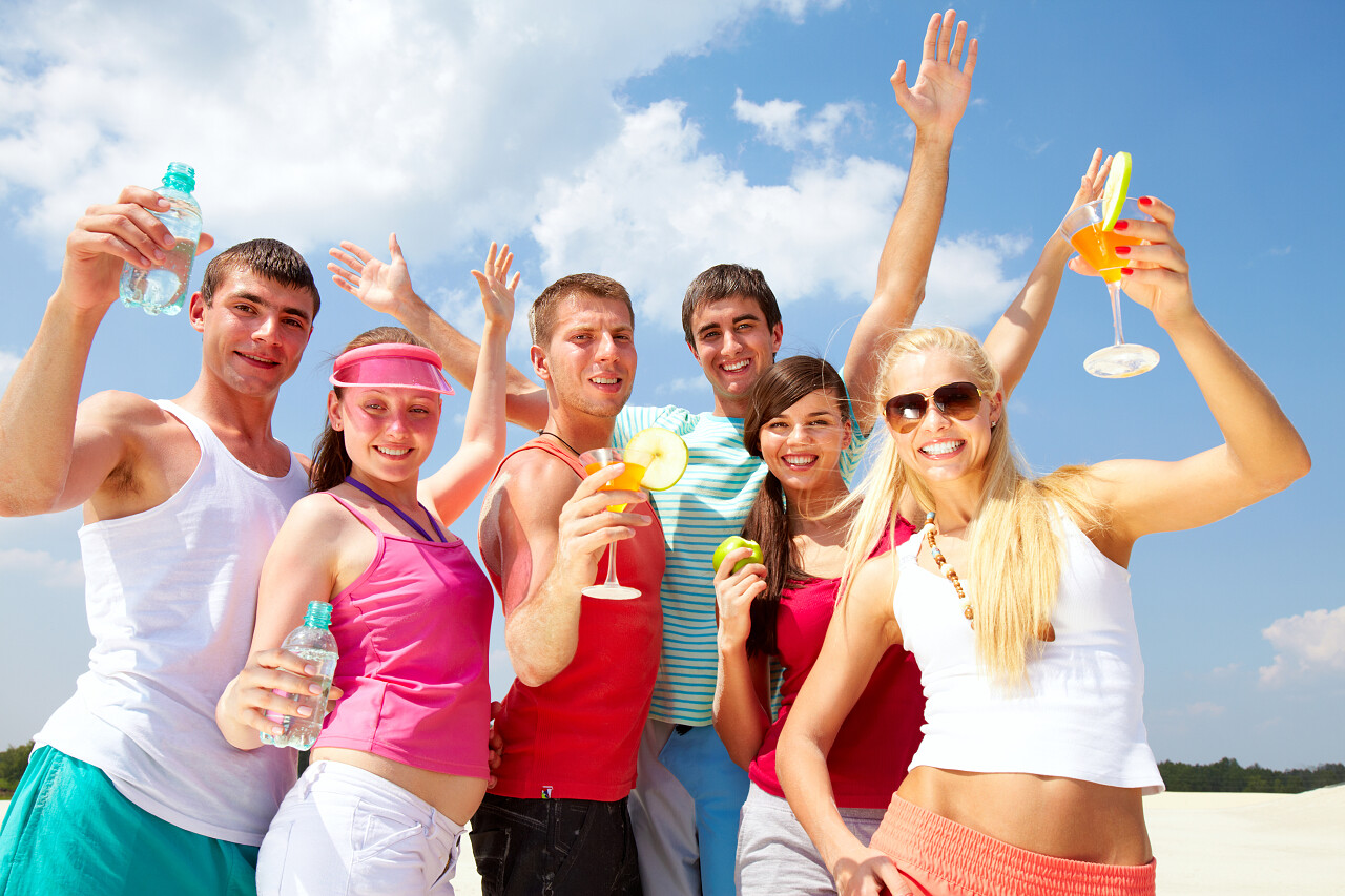 六个好朋友在沙滩上开派对