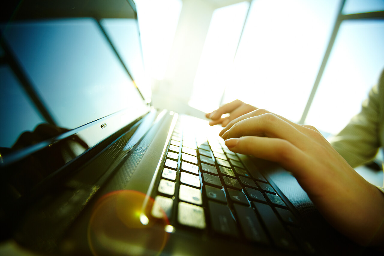 人在使用笔记本电脑