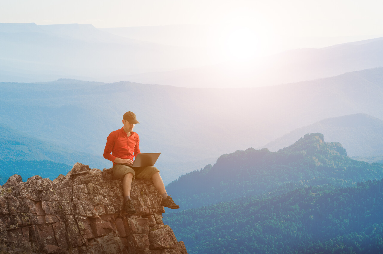 商务人士在山顶办公看日出努力努力