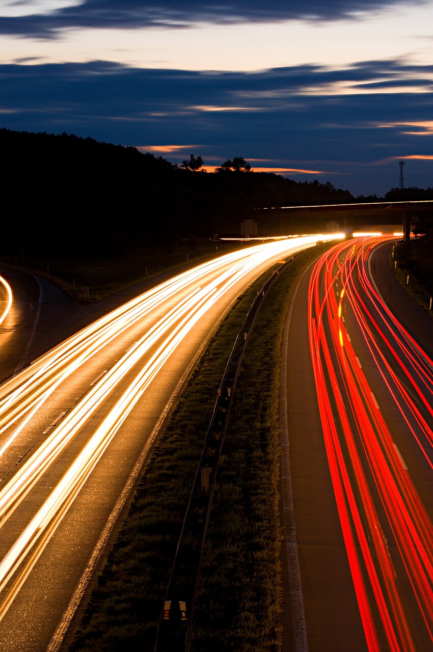 繁华道路上的车流光影动感光线
