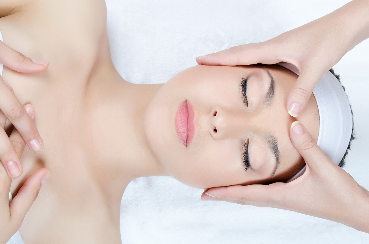 女人面部按摩脸部护理面部SPA面部清洁脸部面部按摩中医养生头部按摩