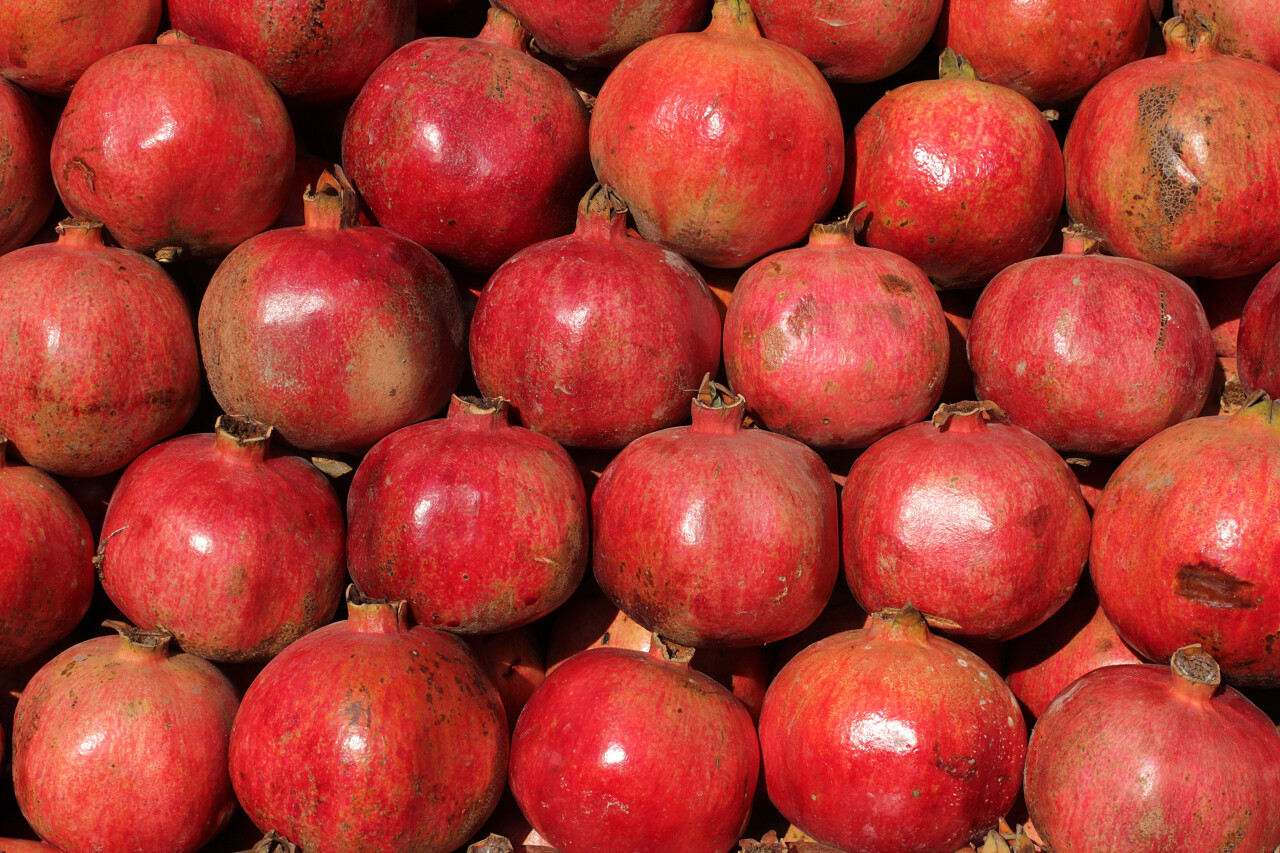 一堆平铺的美丽石榴有机水果