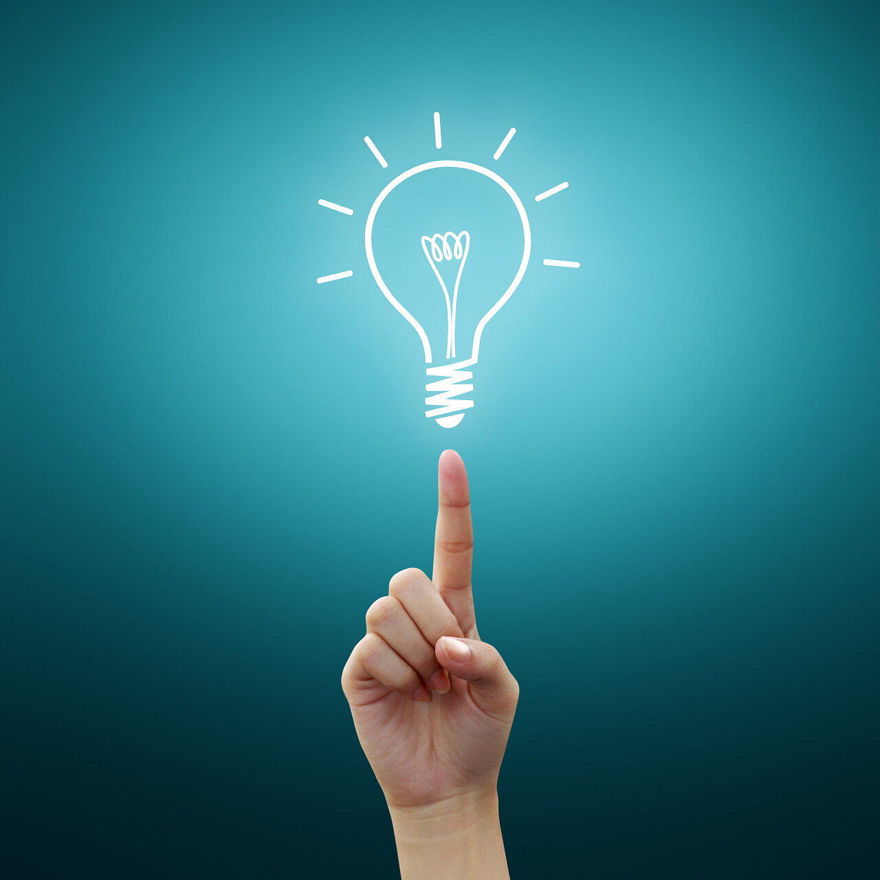 蓝色背景上在指尖的泡灯思考