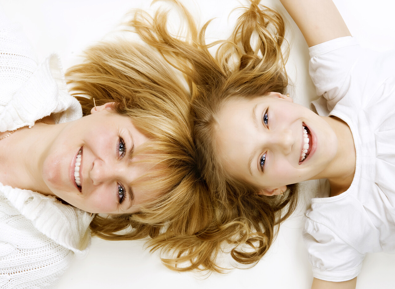 白底顶头躺在地上的母亲和女儿