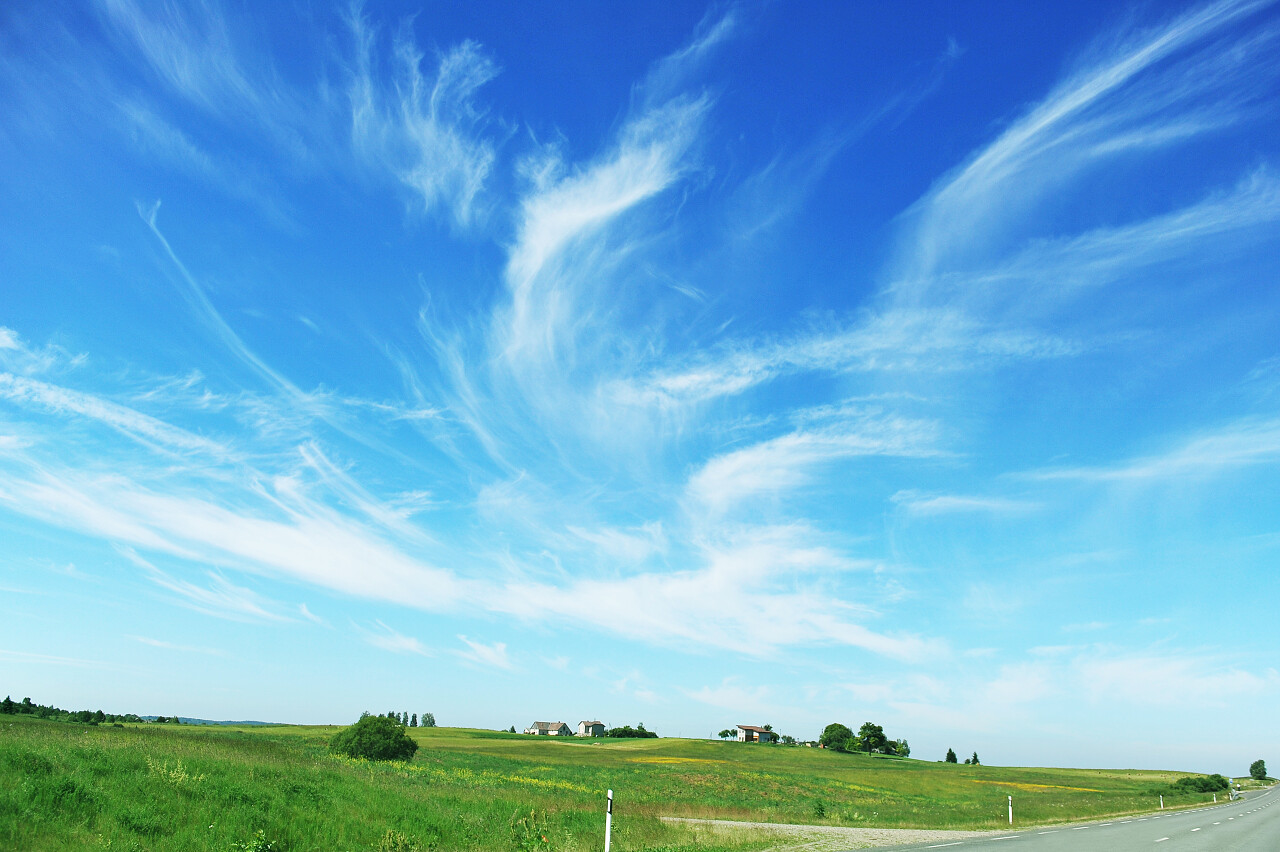 唯美蓝天白云绿草地