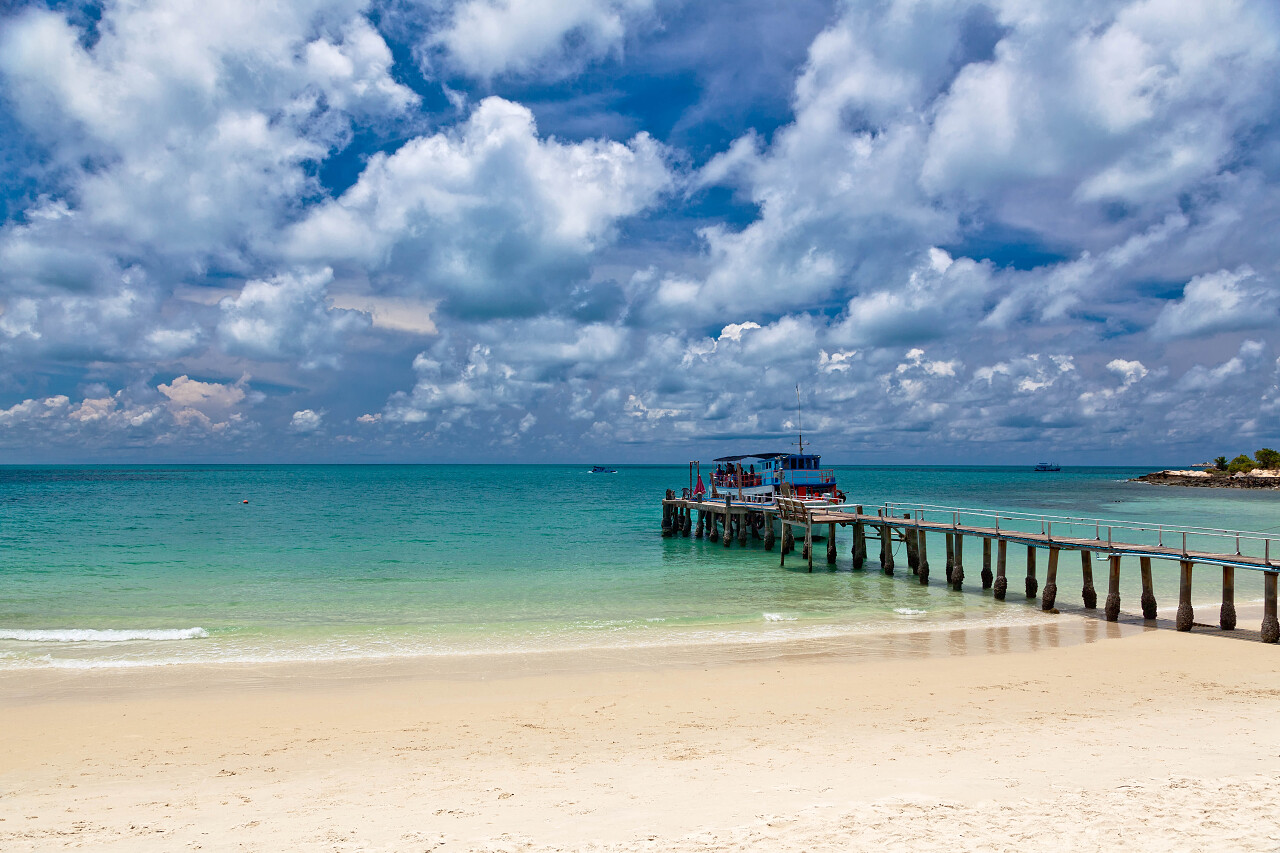唯美蓝天白云自然风景下出海的船只泰国旅游