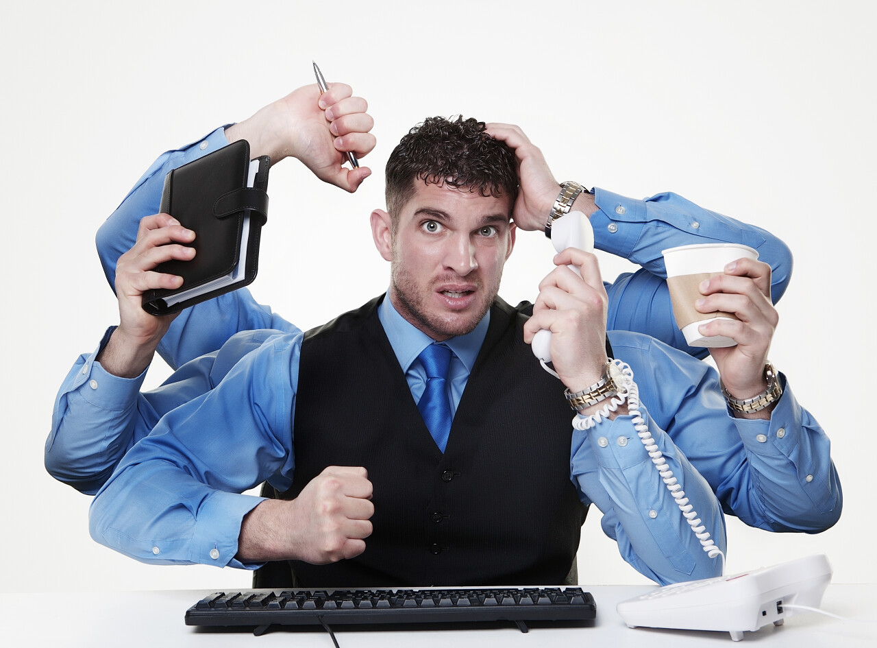 男商人试图同一时间处理多个任务效率提升业绩业绩业绩上涨