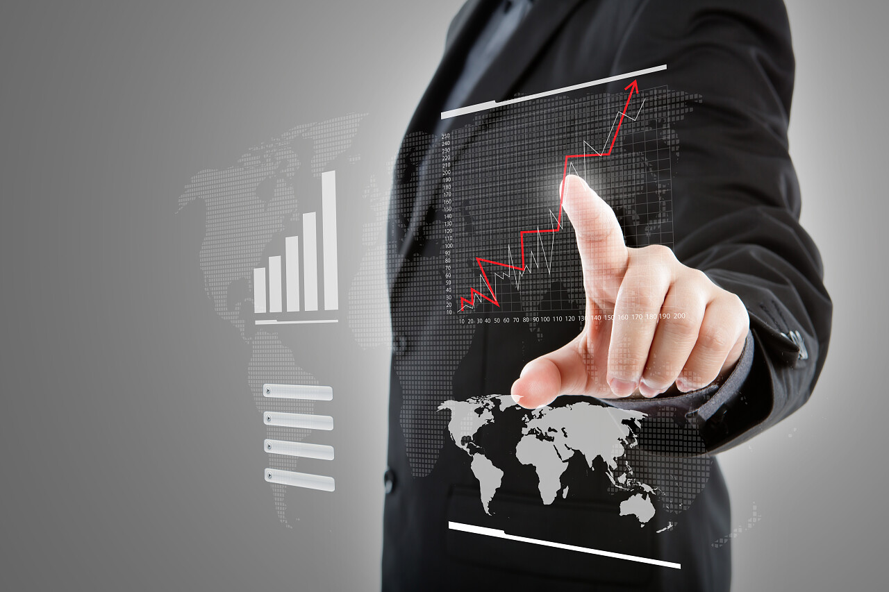 按虚拟背景上的男商人手点击高科技的现代图形金融股市财富上升箭头提升箭头提升股票上涨点击手势