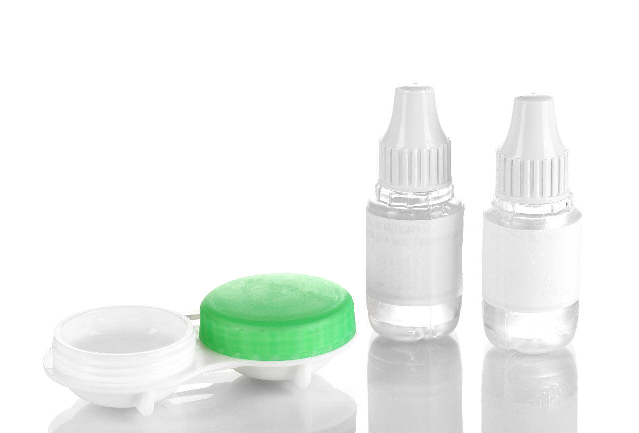 白色背景上的滴眼液和镜片