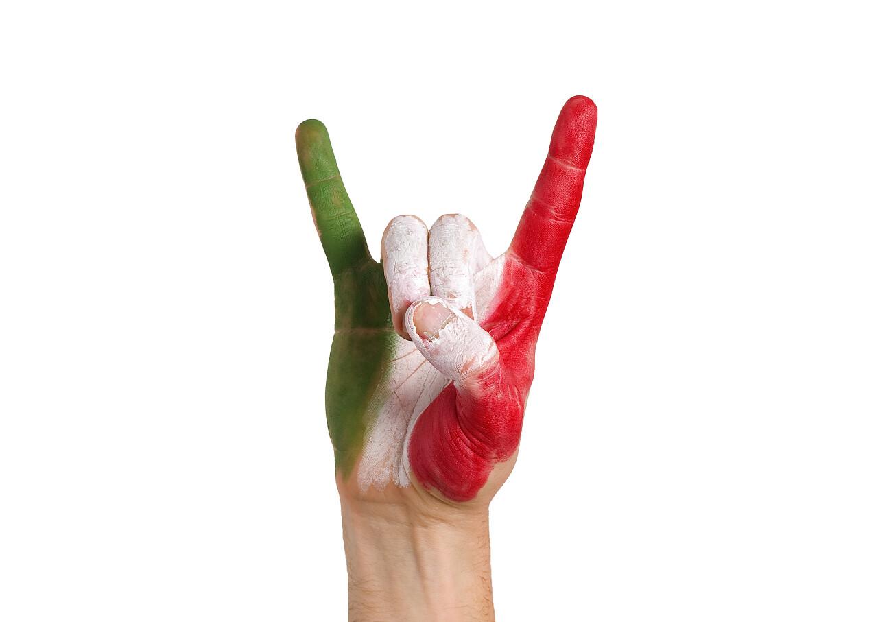 白底涂青色白色红色手手势特写