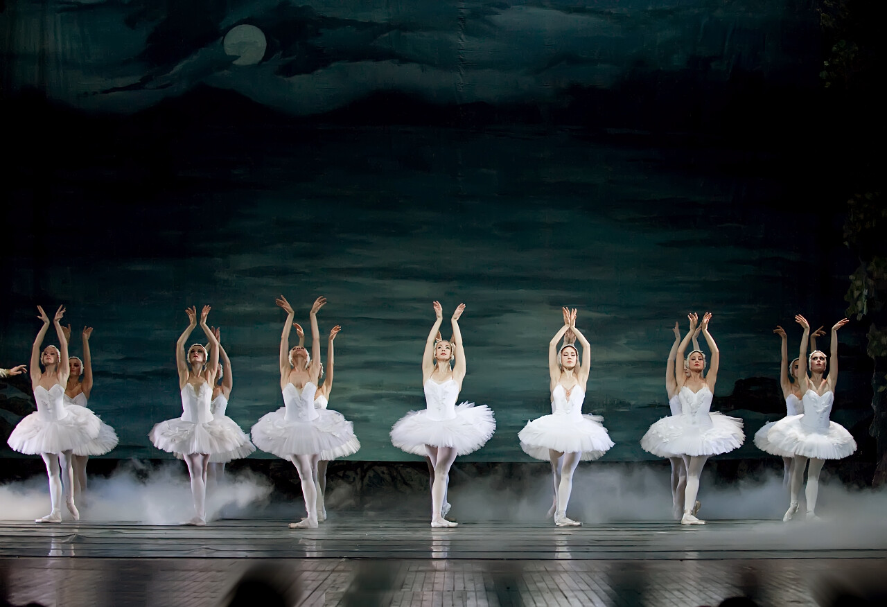 正在跳芭蕾舞舞者