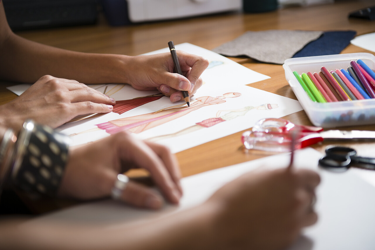 时装设计师正在设计工作