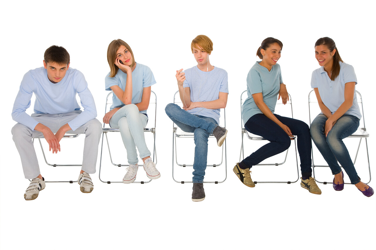 坐在椅子上的青少年