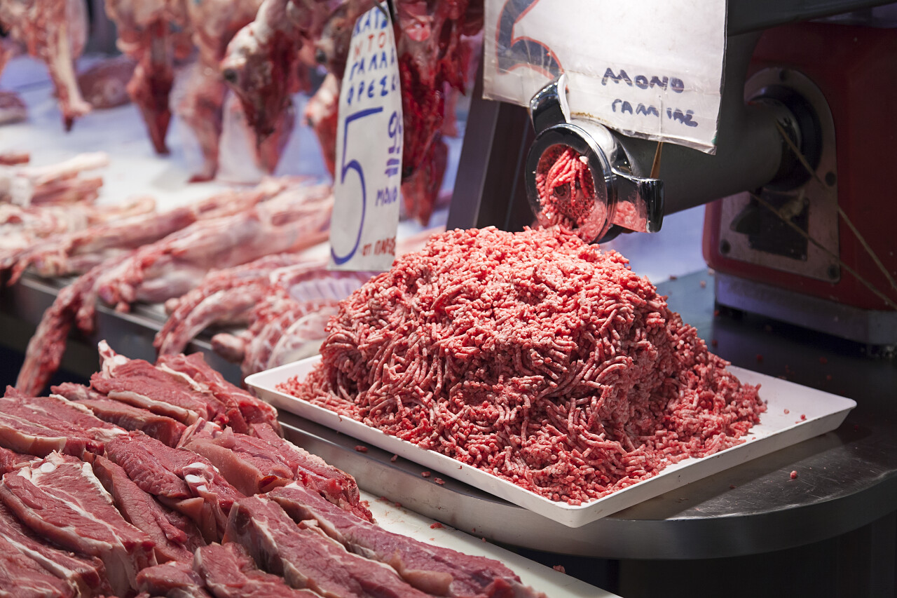 菜市场猪肉摊上对猪肉和肉沫的特写图