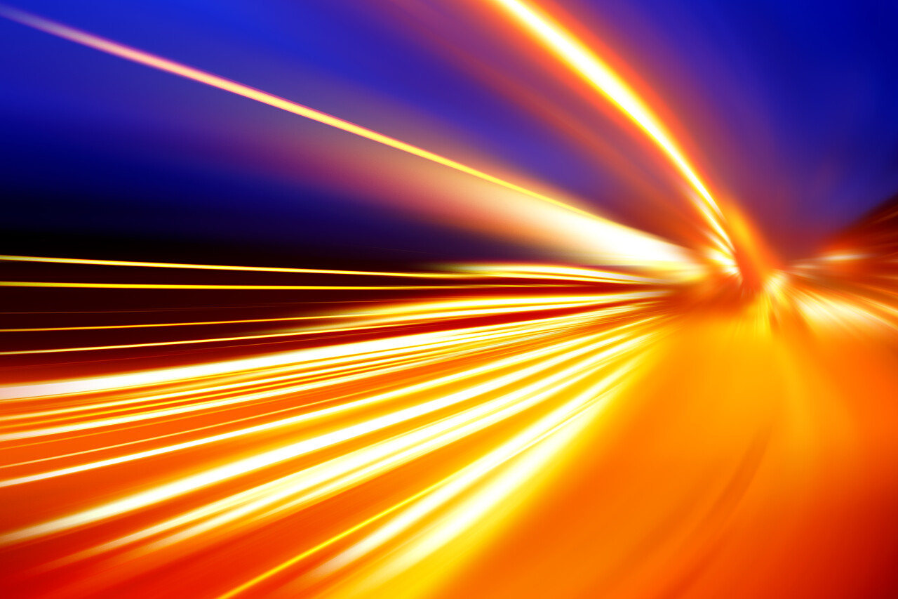 夜间道路上的加速运动线条