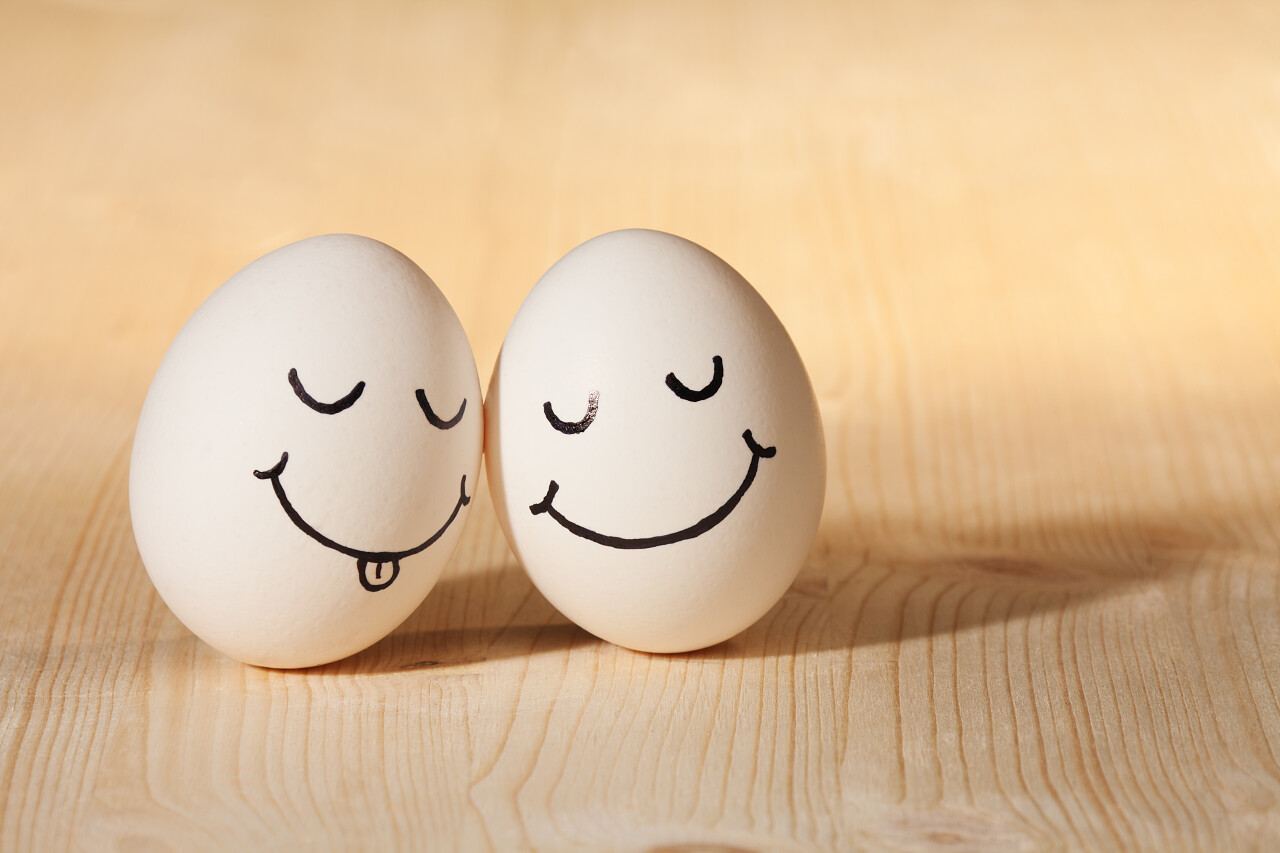 桌面两个生动的笑脸鸡蛋创意合成图二十四节气24节气立夏