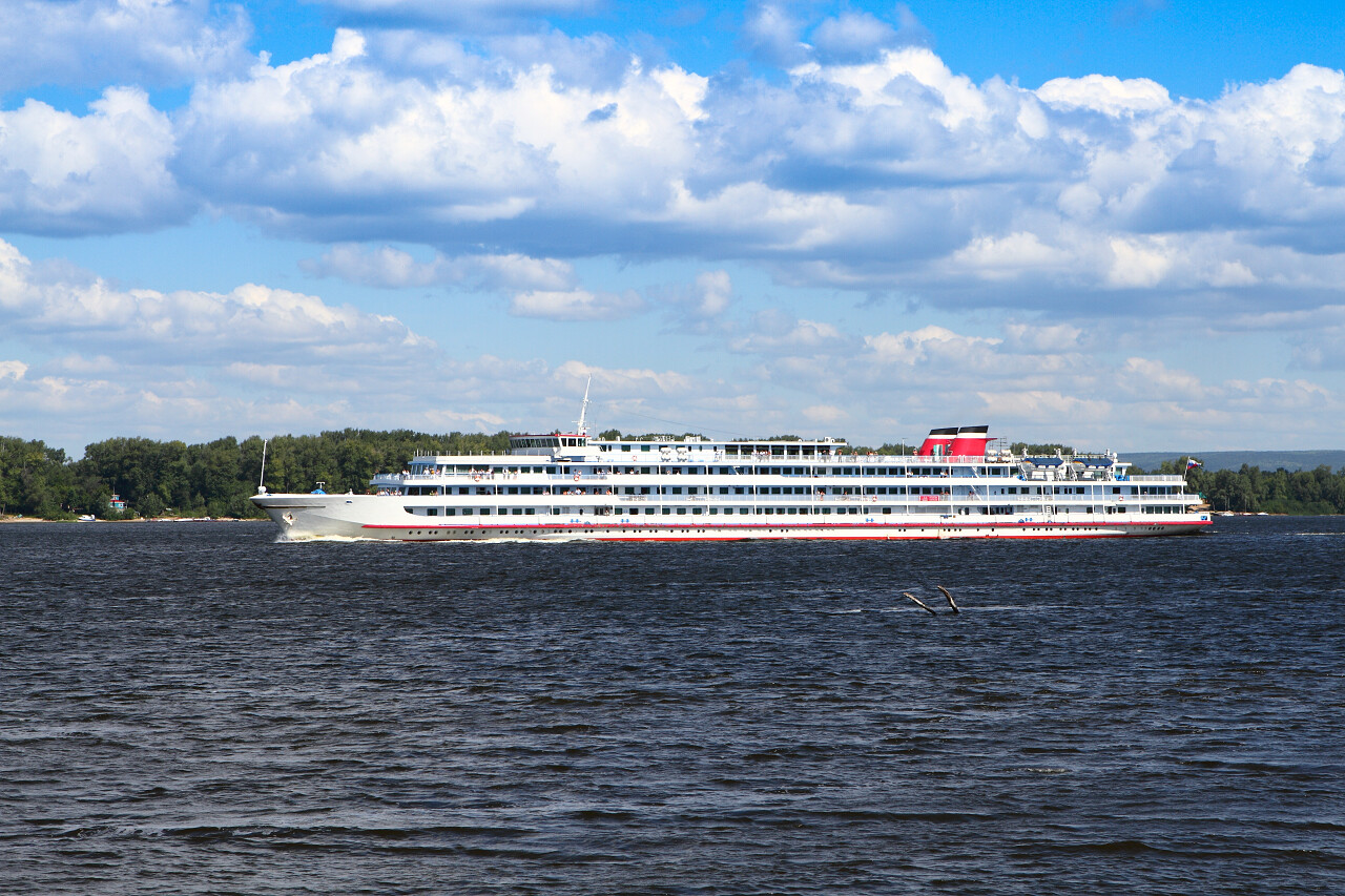 一艘在海上的大型游轮