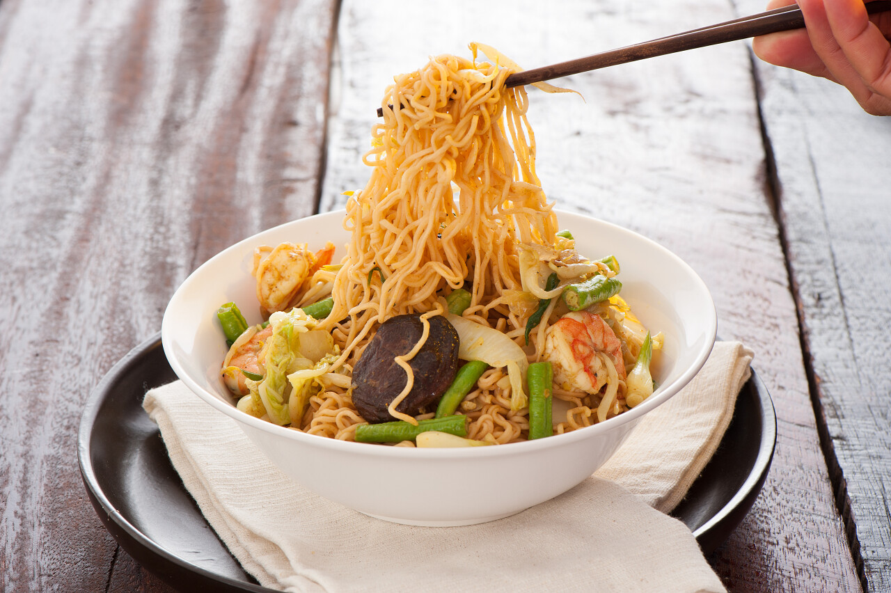 一碗美味的豆角海鲜焖面炒面