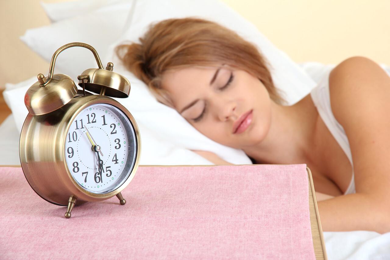 一个女人在卧室睡觉世界睡眠日