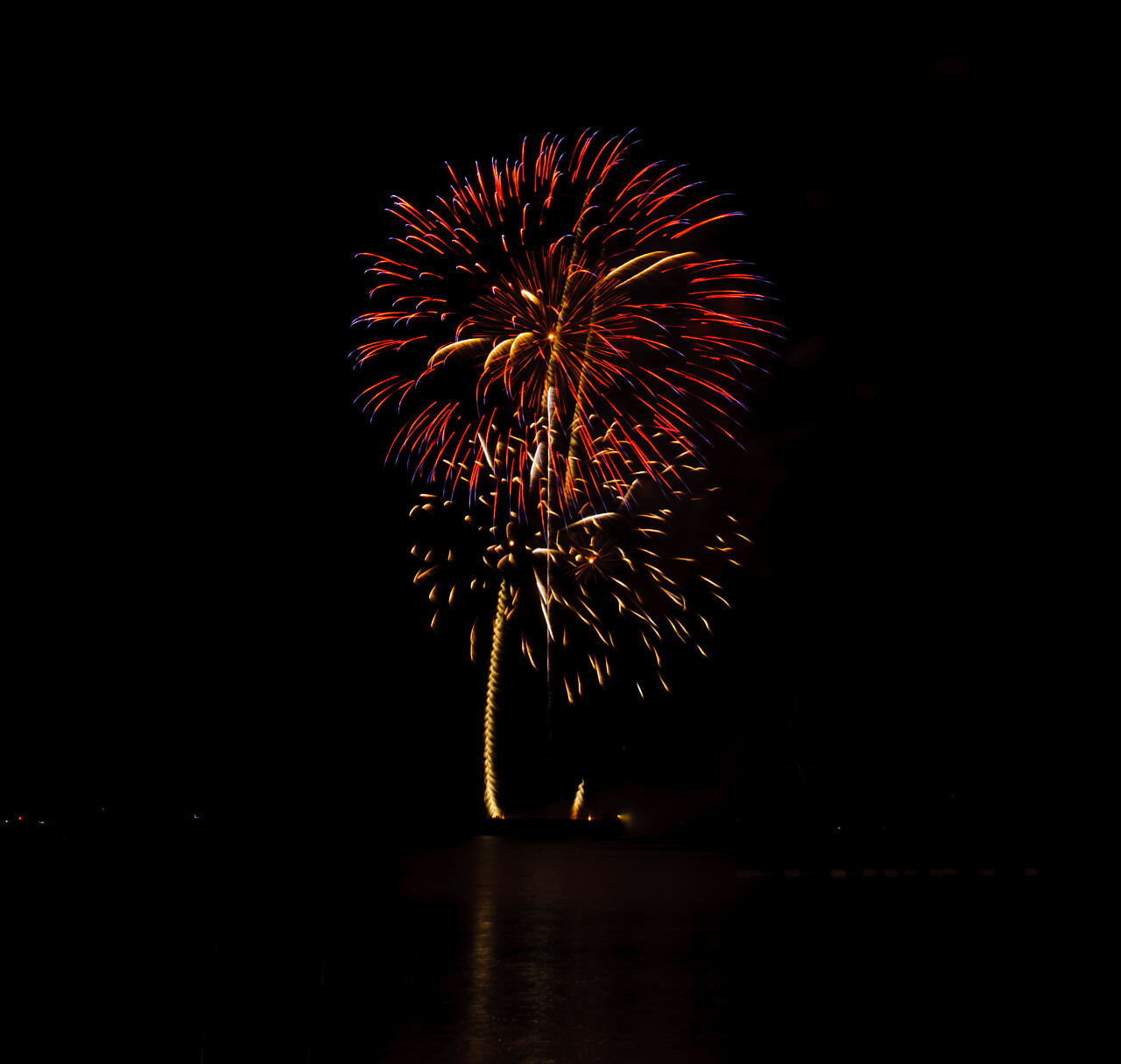 黑夜天空绽放的烟花