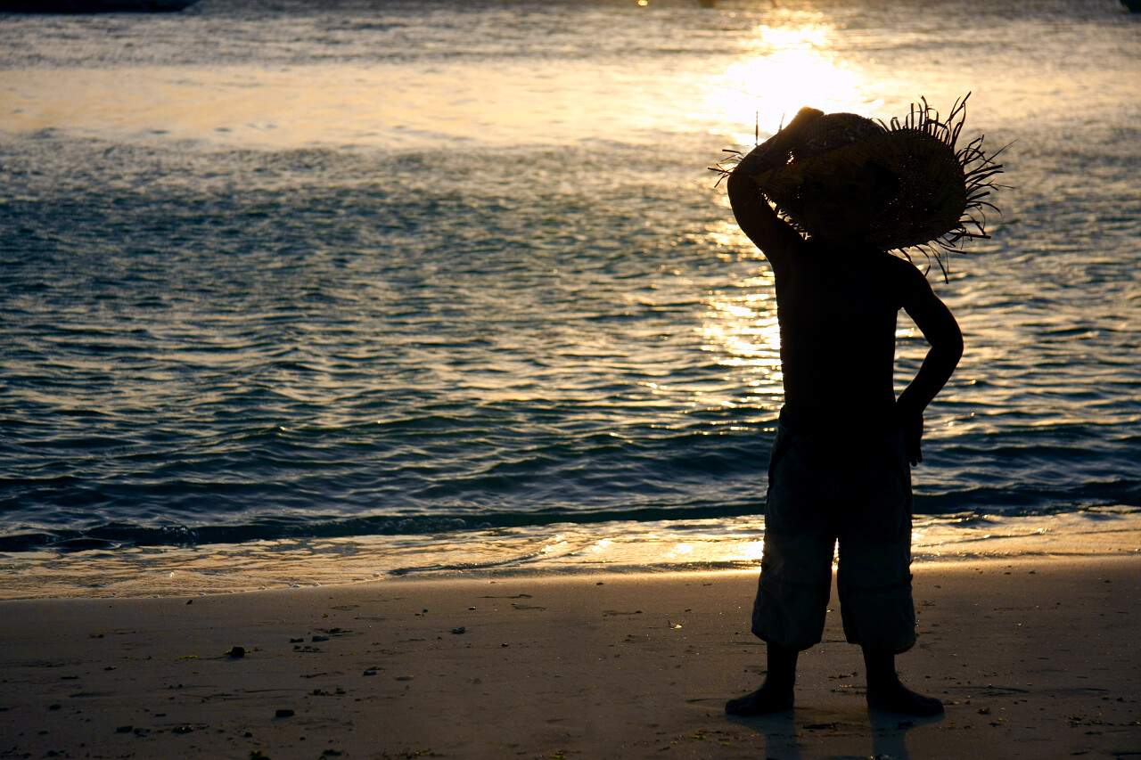 关于沙滩看在海中的儿童的剪影