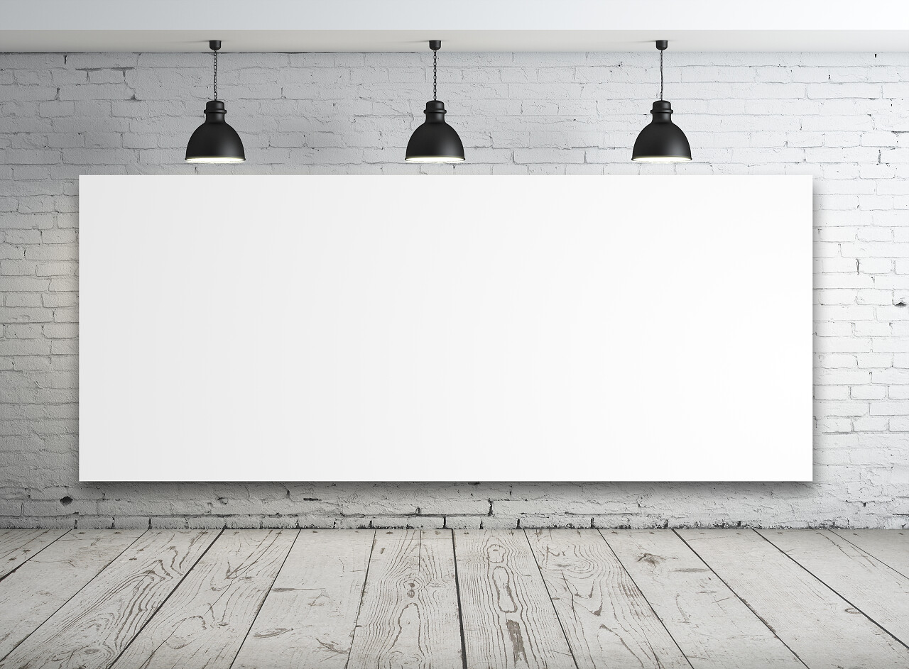 吊灯在屋里照亮整个房间