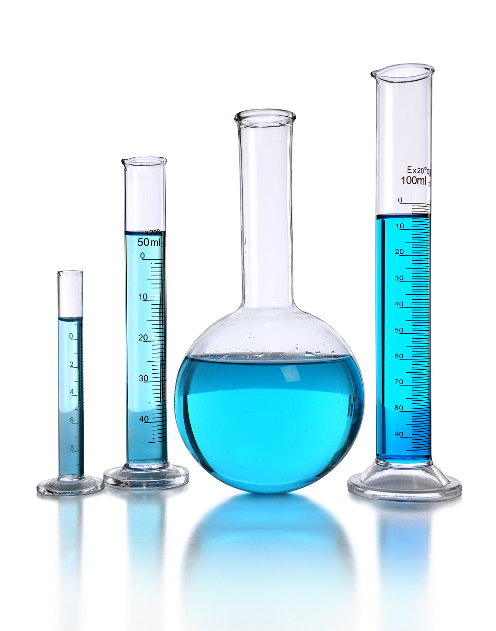 实验室玻璃器皿与孤立在白色背景的蓝色液体
