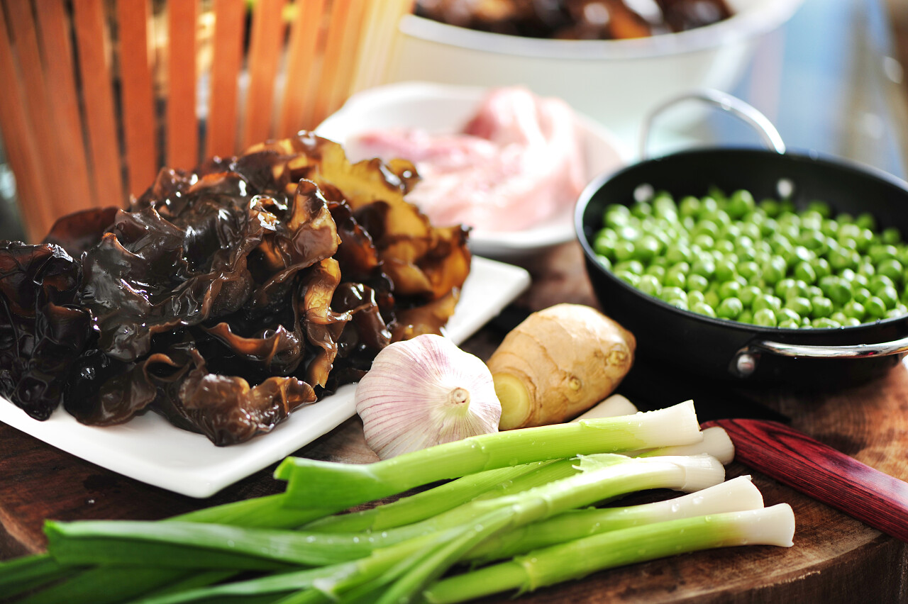 绿豌豆和黑木耳在木板上