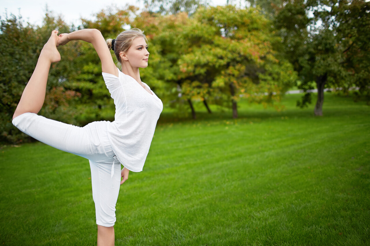 公园做体操的年轻的女孩