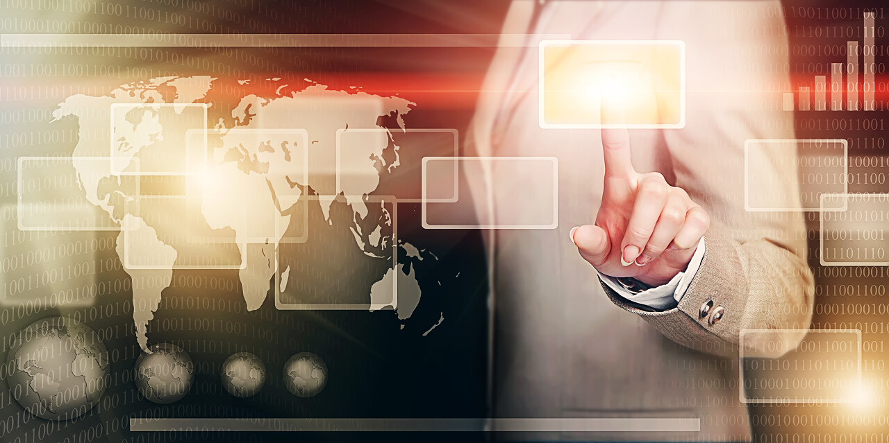 在按下按钮用她的手指未来的业务解决方案的虚拟接口的女商人