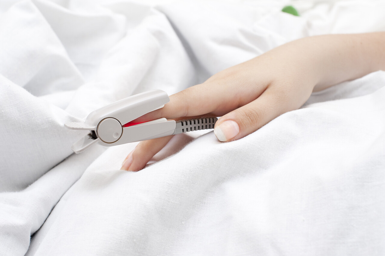 夹着脉搏血氧仪传感器的手