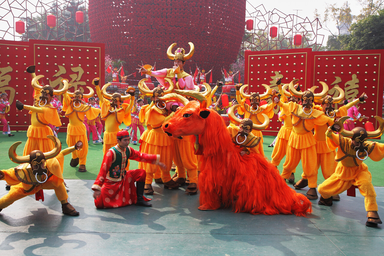 新年明亮多彩音乐会民间歌舞团漂亮的舞者