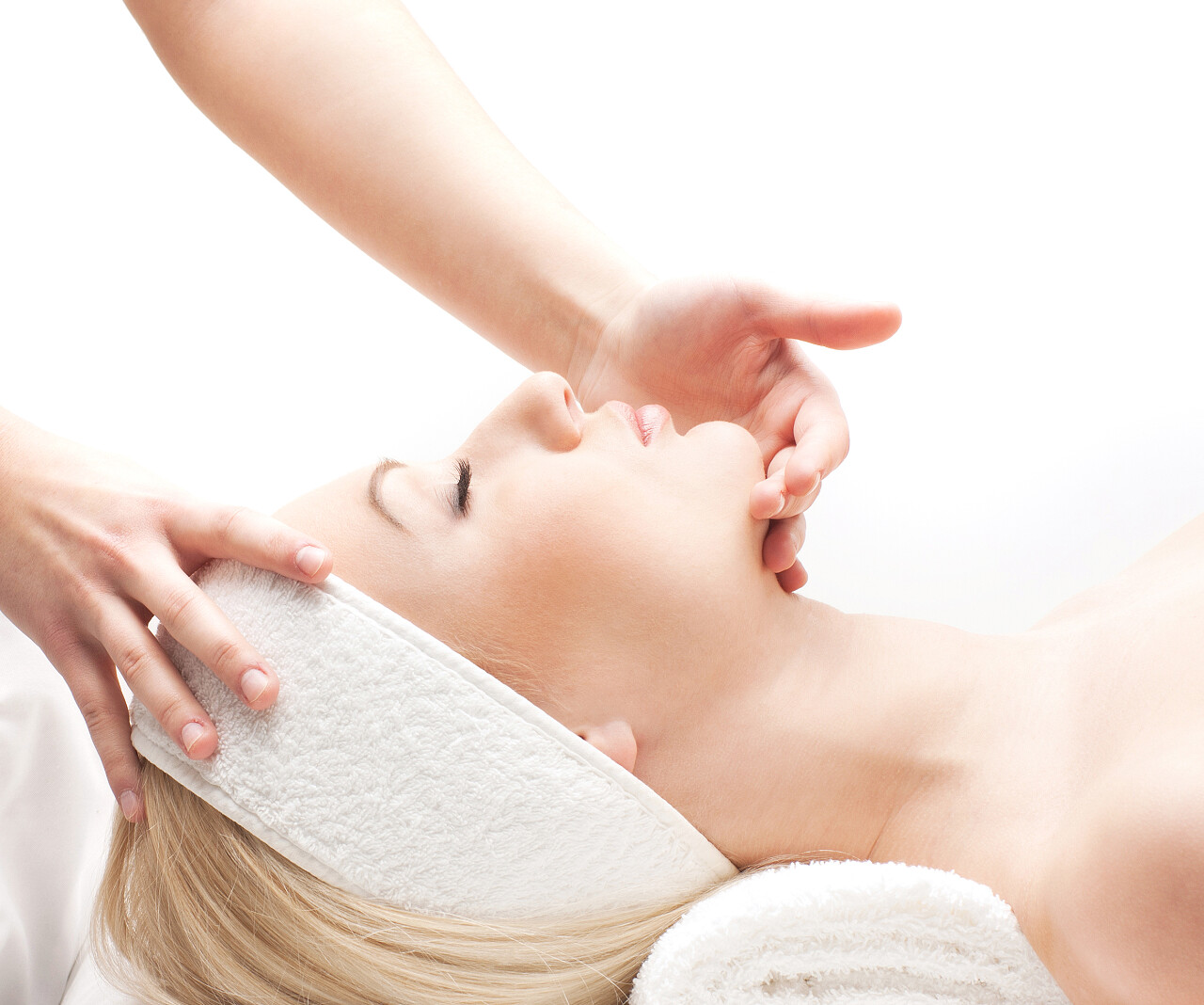 年轻漂亮的女士美容院休闲面部按摩中医养生头部按摩