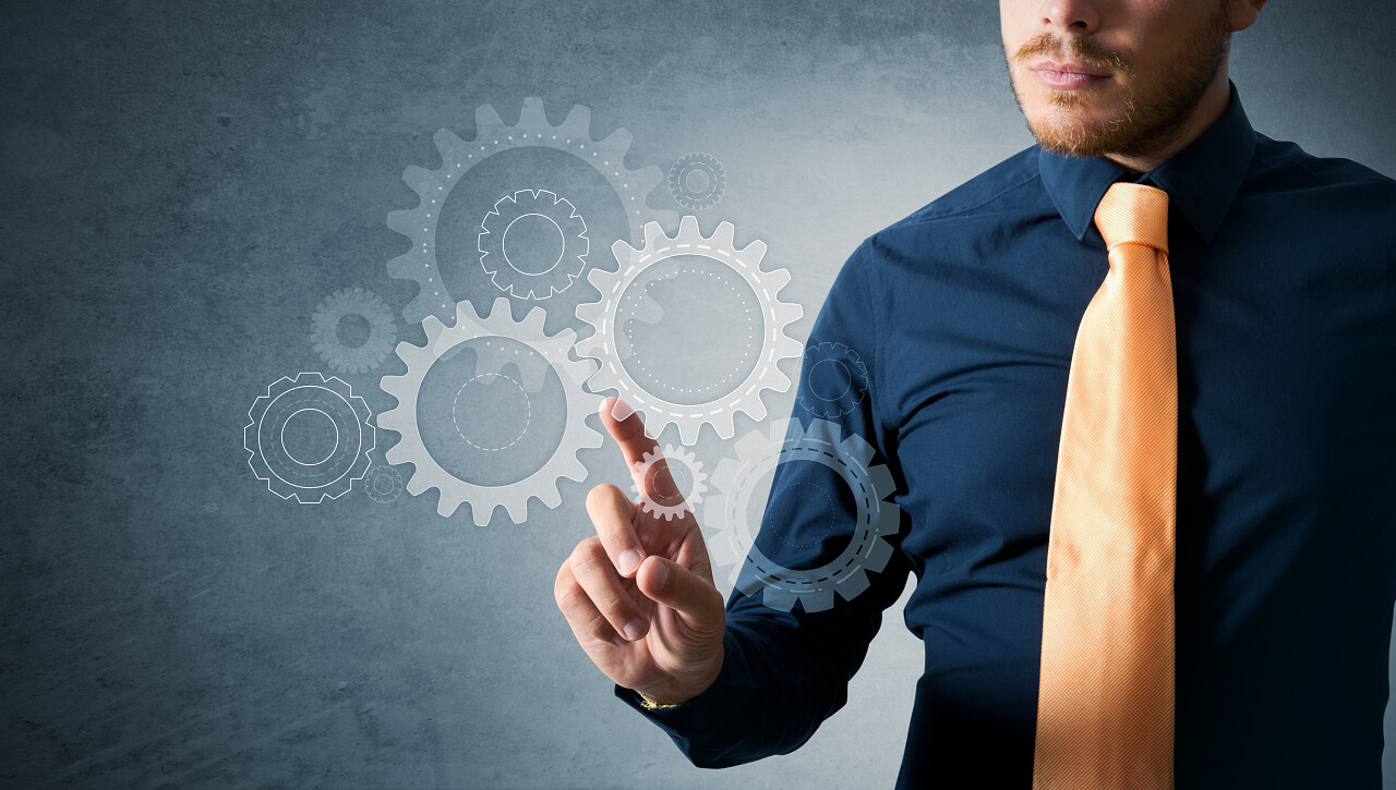 与在虚拟系统中的齿轮工程师工作