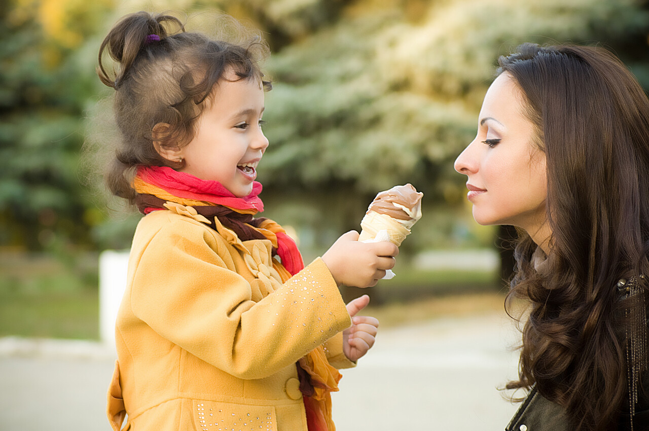 搞笑小女孩和母亲在秋天的森林母亲节