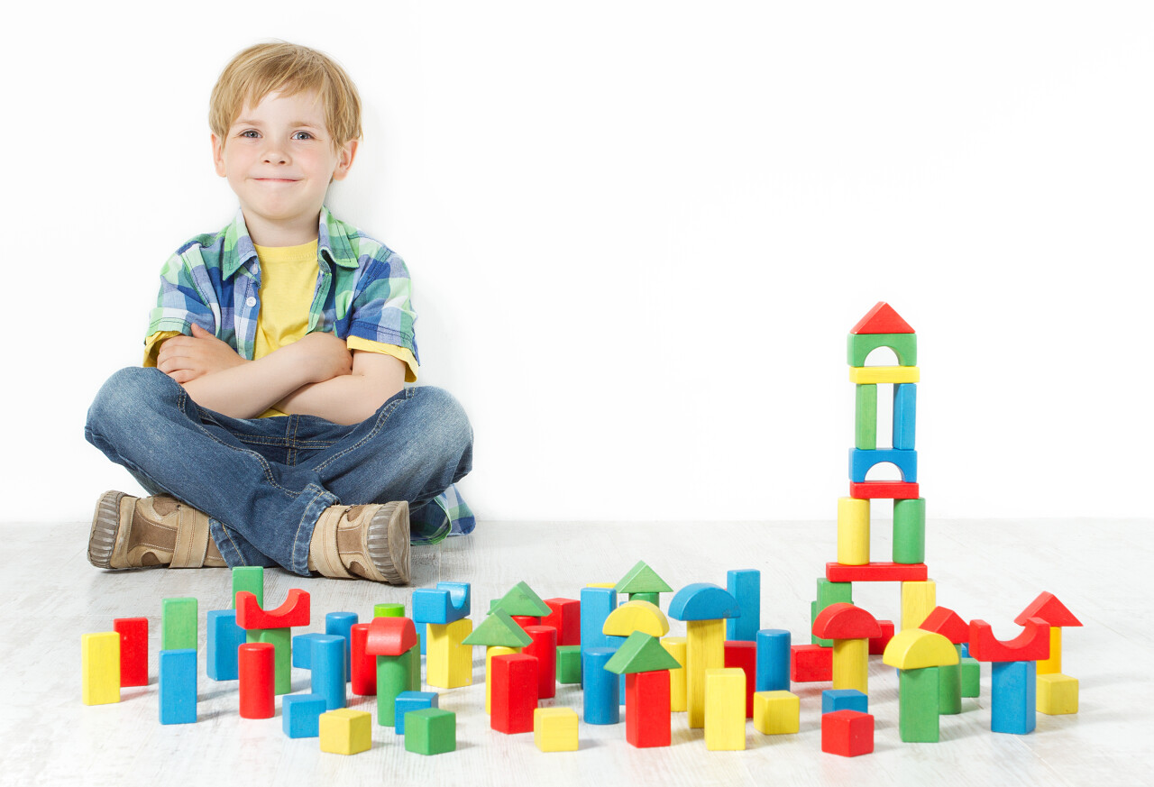 男孩坐在旁边的石块和微笑