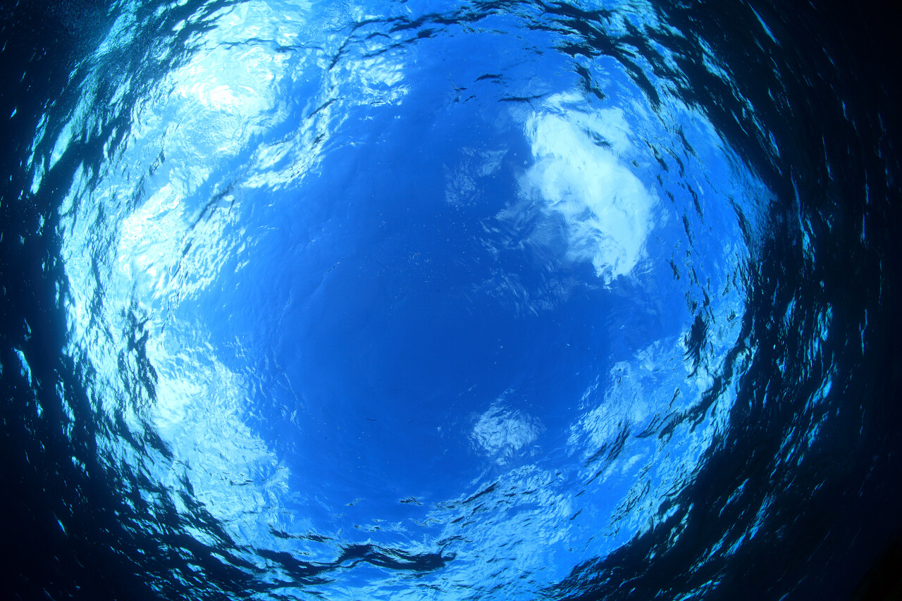 蓝色的海洋水面