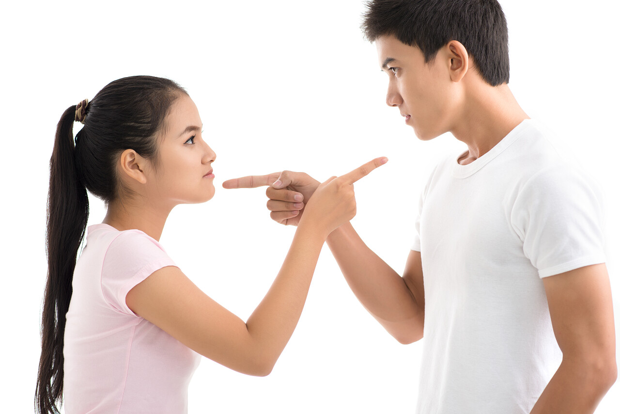 独立的拍摄的夫妻吵架互相指责同学矛盾