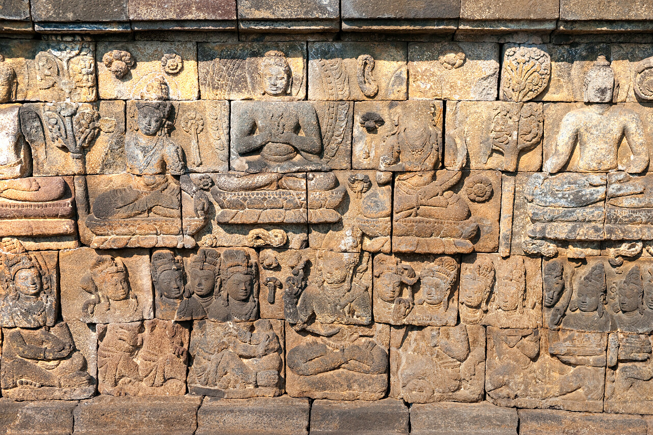 雕刻在婆罗浮屠寺庙墙上的佛像