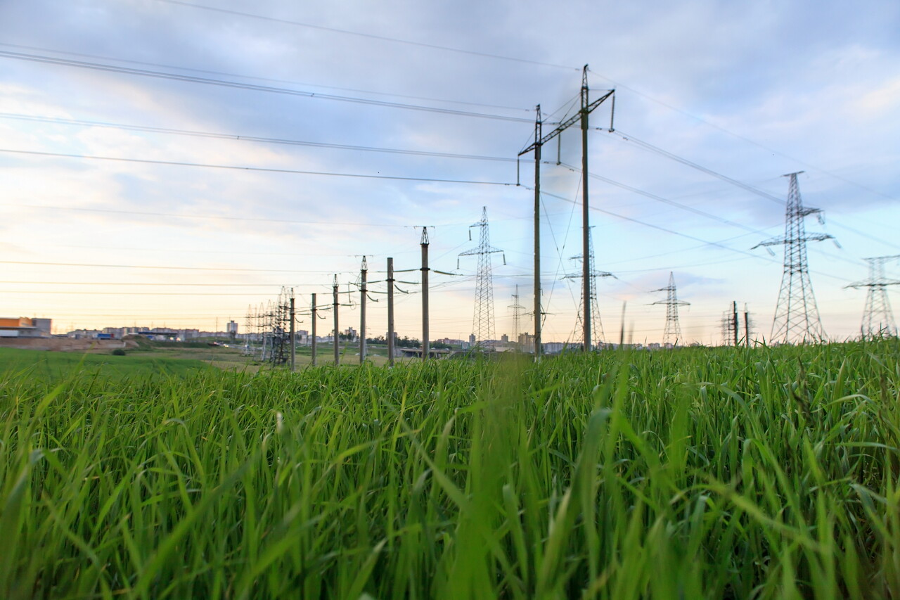 在农田里的高压塔希望的田野