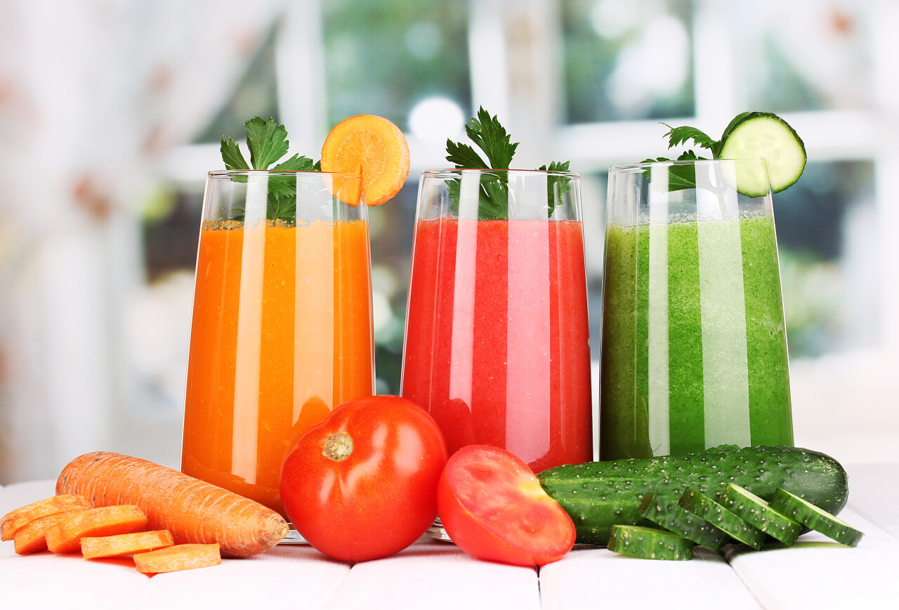 木桌上的新鲜蔬菜汁