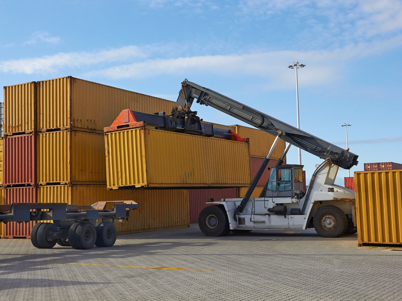 货物集装箱被吊起海关日