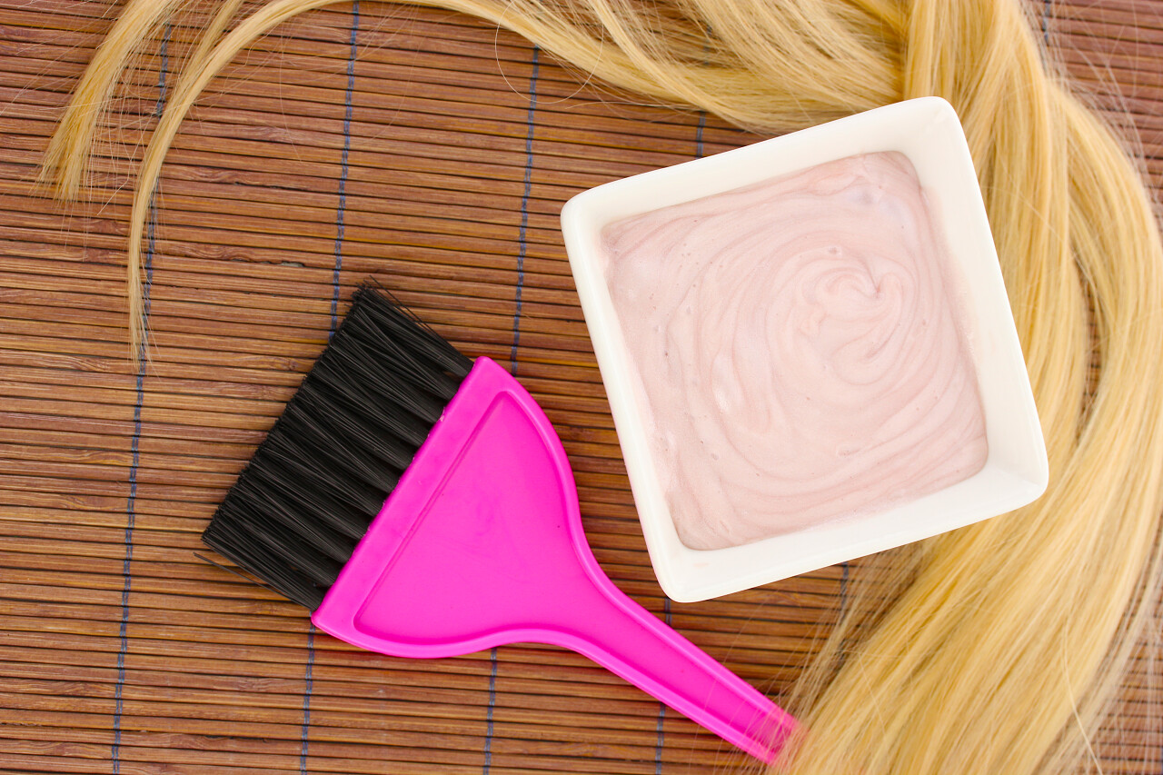 竹凉席上的刷子染发剂以及金发