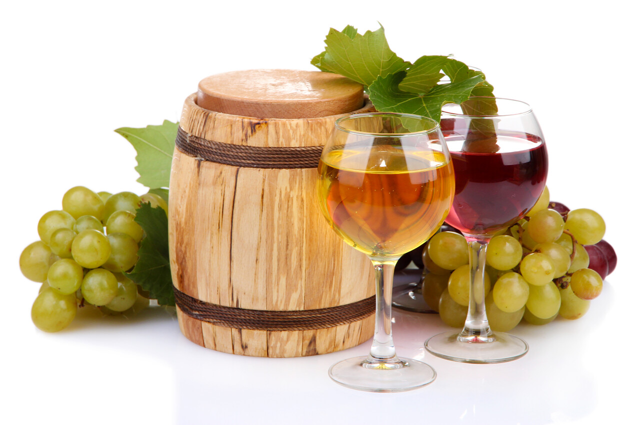 白色背景上的桶和葡萄酒